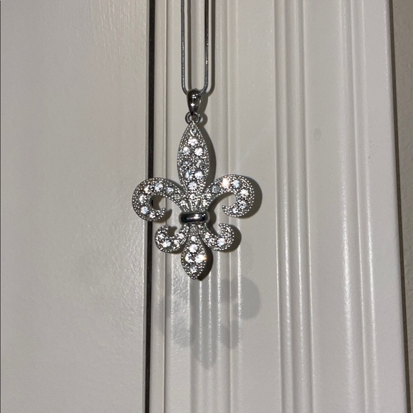 Elegant Silver Fleur-de-Lis Necklace - Picture 2 of 3